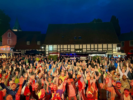 Dissen party crowd