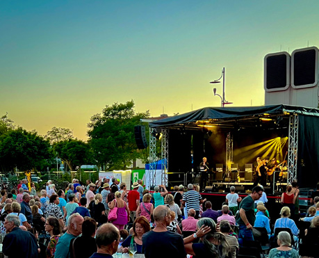 R&uuml;sselsheim on stage